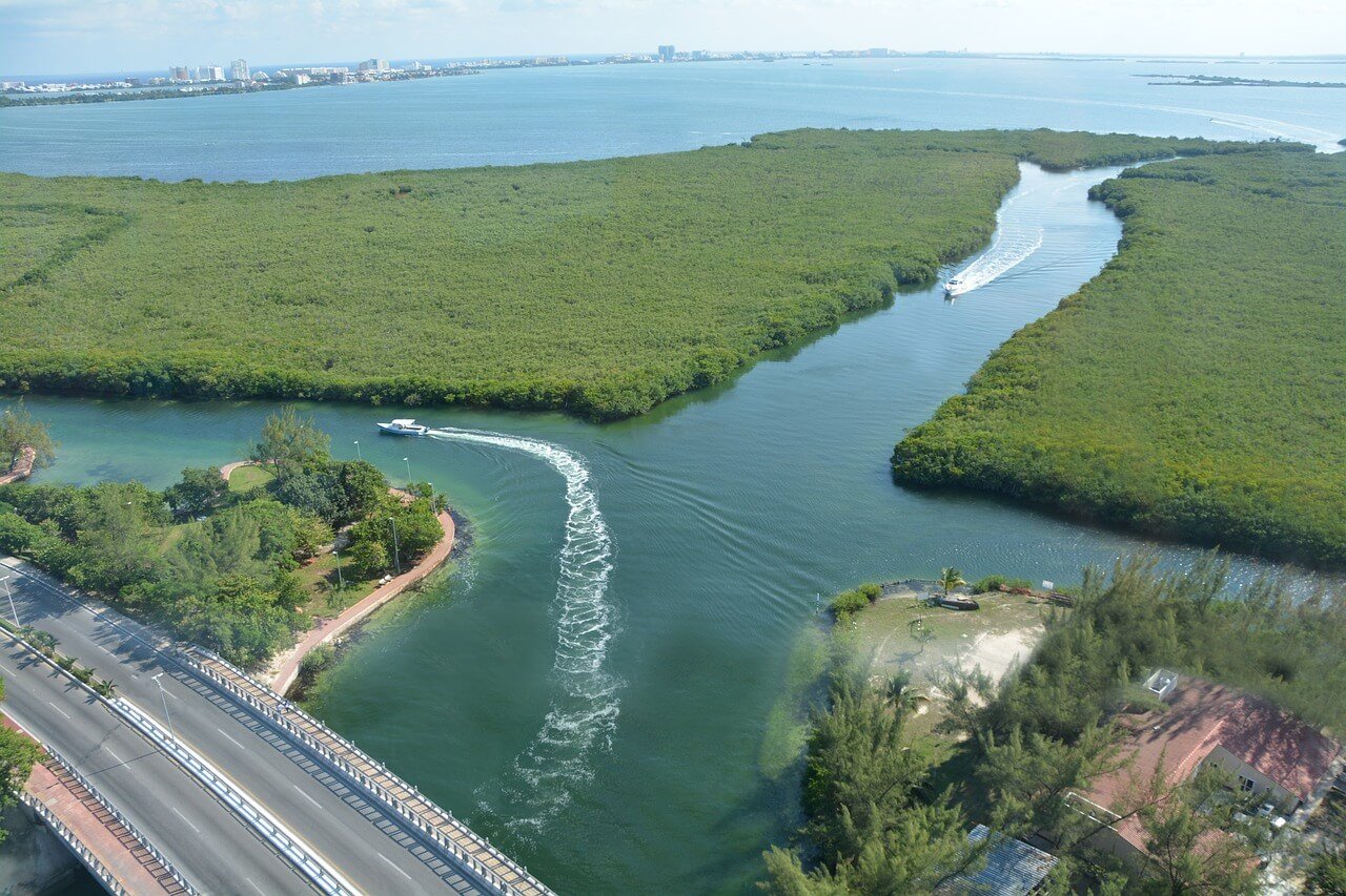 Vista carretera a la zona hotelera cancún